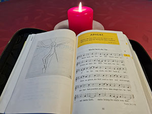 Gesangbuch mit Kerze